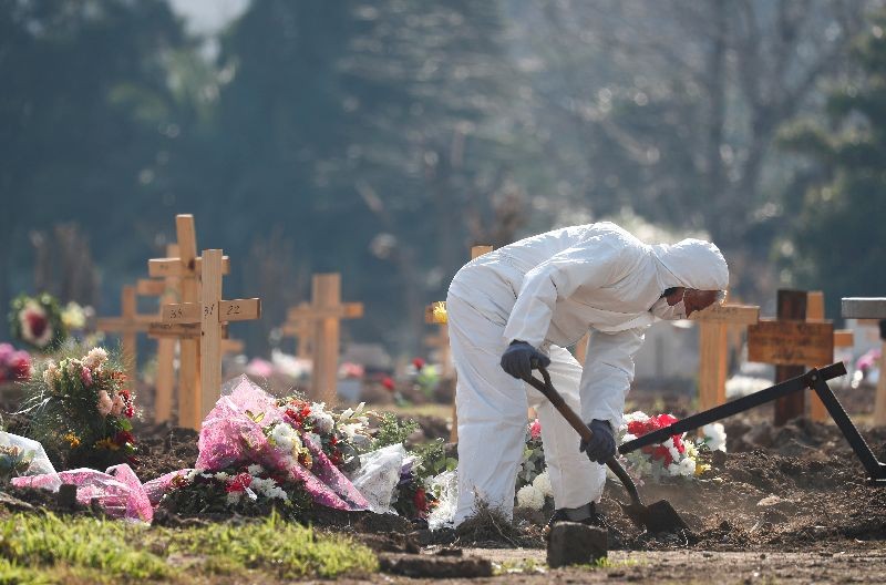 A cemetery worker wearing protective equipment digs a new grave at the Flores cemetery, amid the outbreak of the coronavirus disease (COVID-19) in Buenos Aires, Argentina. REUTERS Photo
